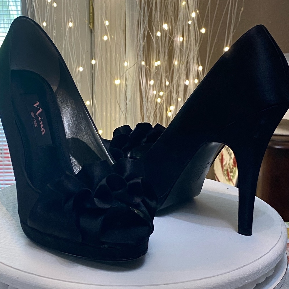 Size 6.5 Nina of New York 4 1/2” high heel shoes.